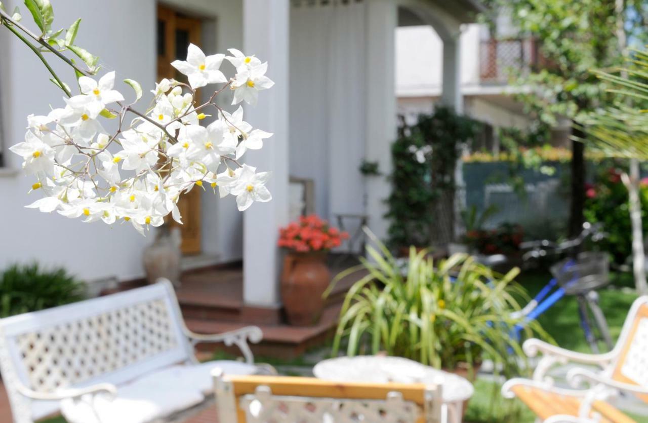Tre Civette Sul Como Bed & Breakfast Marina di Massa Dış mekan fotoğraf