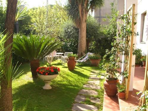 Tre Civette Sul Como Bed & Breakfast Marina di Massa Dış mekan fotoğraf